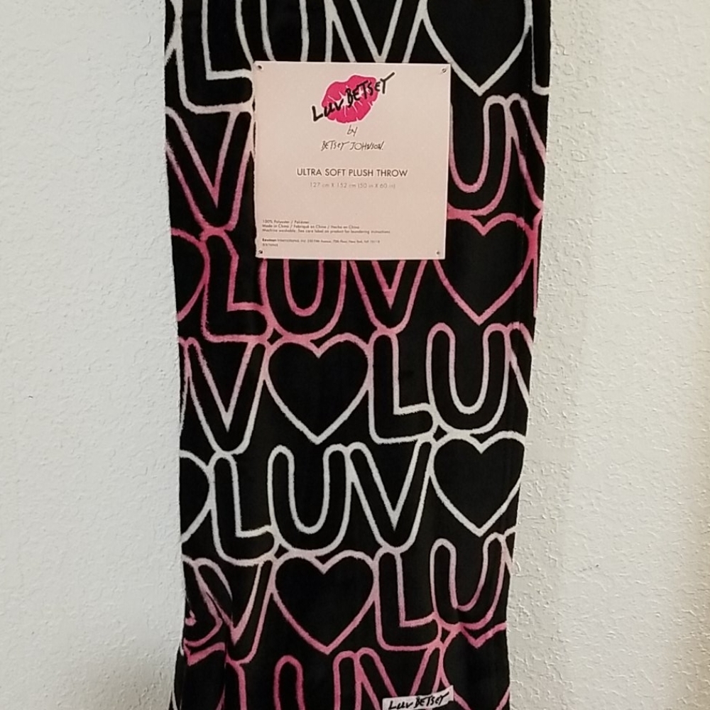 💗LUV throw by Betsey Johnson